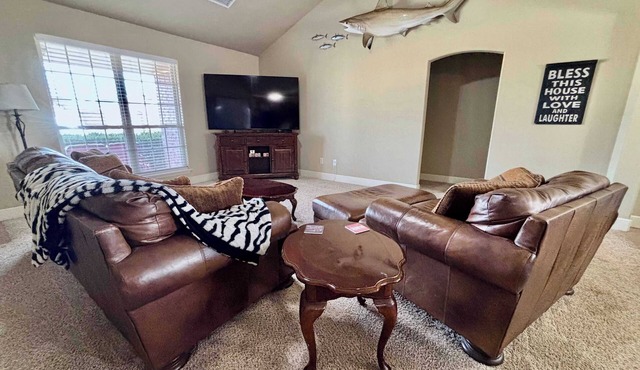 Raiderland Rest Stop - 3BR/2BA - Close to Campus