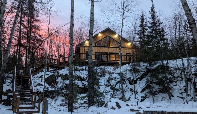Rainy Lake Retreat! Three year old cabin, Lakeview with hot tub and dock!