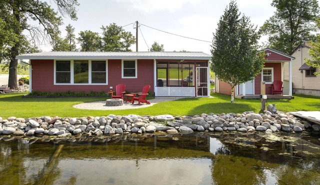 RARE FIND - WATER’S EDGE RETREAT on Lake Victoria (Alexandria's Chain of Lakes)