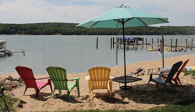 Rare Sandy Beach Lake Charlevoix Front Home -- Spacious Beach, Fishing, Shade