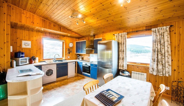 Raven Lodge with beautiful views of Loch Dochart