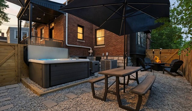 Rebel Retreat | HotTub | 6 bedrm | Game Rm| Fire Pit | Jet Shwrs