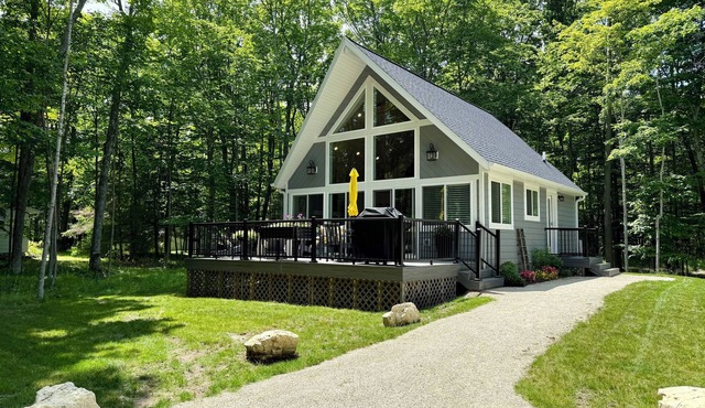 Red Cherry Woods Cottage 🍒 ~ Stylish Baileys Harbor Escape