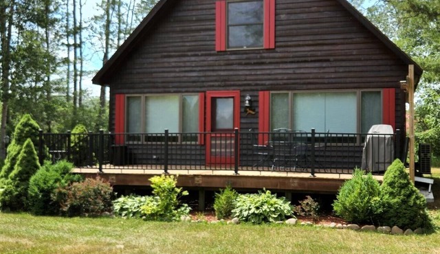 Red Dog Lodge - Beautiful Riverfront Chalet - Sportsperson's Paradise