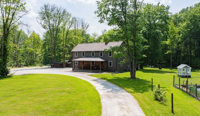 Red Oak Retreat in Geneva Ohio, secluded yet close to the attractions!