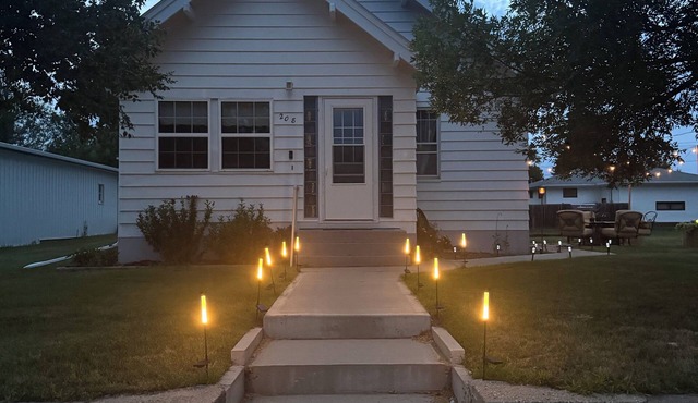 Red Roof Retreat - cozy home in Carson