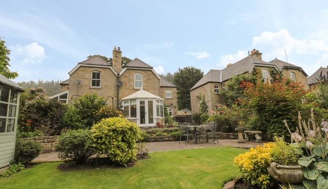 RED SQUIRREL COTTAGE, 5 BIDDLESTONE, family friendly in Rothbury