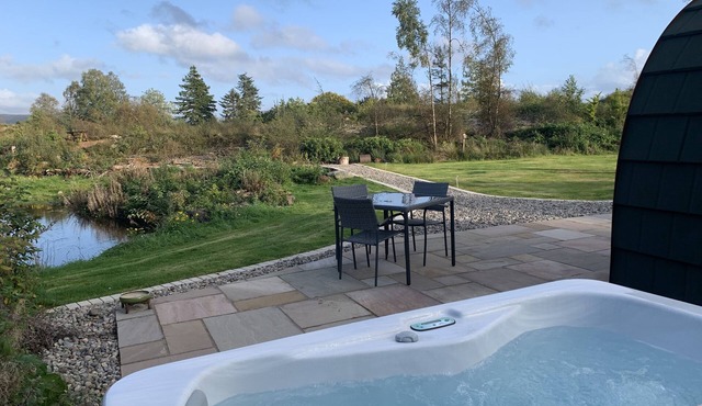 Red Squirrel Pod with Hot Tub - perfect for relaxing in countryside near Oban