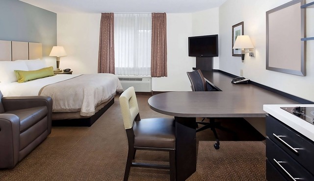 Relax and Unwind! 2 Family-friendly Rooms To Stay At! W/Kitchen! Free Parking