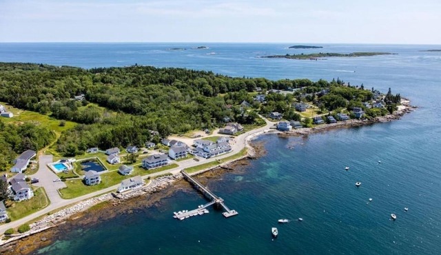 Relax by the Ocean in 2 Bedroom Suite Near Local Dining and Nature Adventures