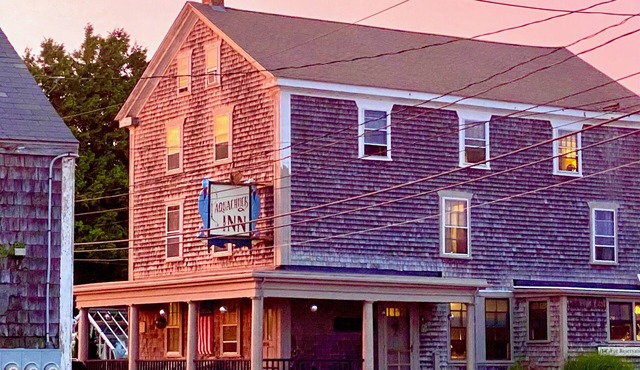 Relax by the sea! Bed & Breakfast room near Horseneck State Beach