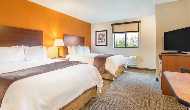 Relax in a 2 Queen Bed w/Kitchen Perfect for Families Near American Windmill