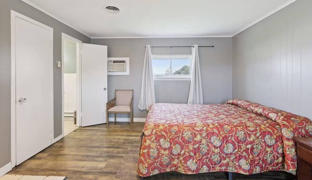 Relax in Comfortable Room + Easy Access to Top Saginaw Spots