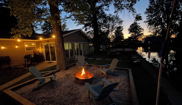 ❤️ Relax Inn ❤️ WATERFRONT Tecumseh Island Luxury Cottage w DOCK. Sleeps 10!
