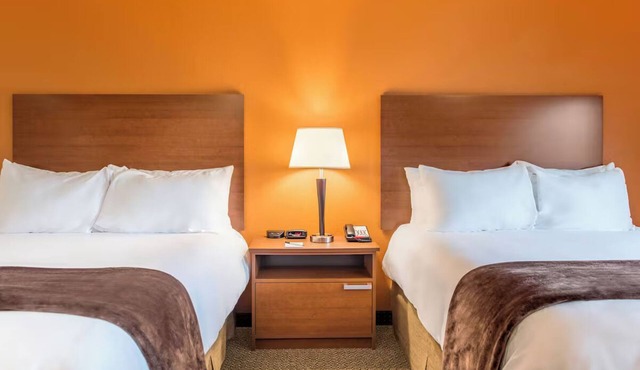 Relax & Recharge! 2 Queen Beds + Recliner Suite w/Kitchen Steps from UND
