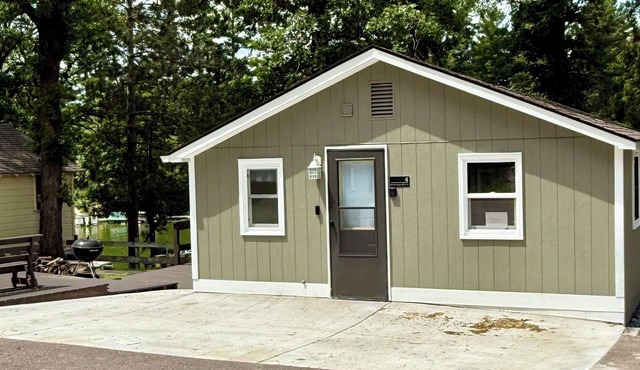 Relax & recharge at our cozy 3-bedroom cabin on beautiful Ojaski Lake