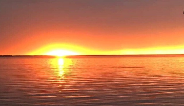 Relaxing 2-bdrm waterfront condo with fireplace!