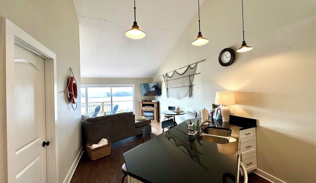 Relaxing 2-bed, 2 bath. River view with dock. Walk to Jet express!