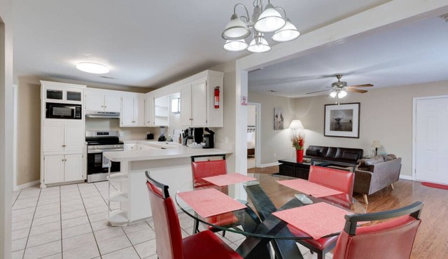 Relaxing 3BR Retreat 15 Minutes to Broadway