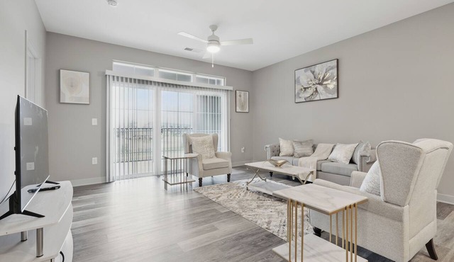 Relaxing Getaway King Bed Balcony Work-Ready apartment in Whitestown.