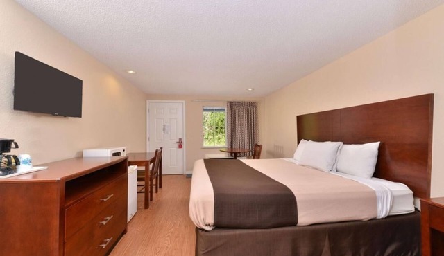 Relaxing King Room | Free Parking & Continental Breakfast, Pets Are Welcome!
