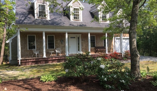 Relaxing Lakefront Dog Friendly 4 Bedroom Home Close to Town, Beaches & Shopping