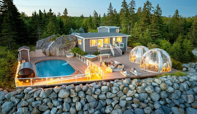 Relaxing Oceanfront Retreat . Hot tub -sauna-pool-clear domes-private