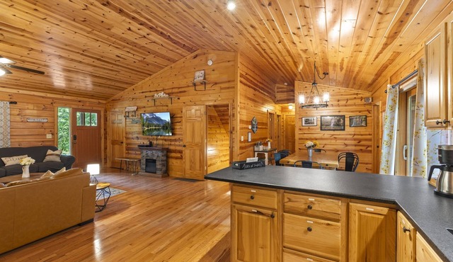 Relaxing Retreat with Hot-Tub, Game Rm, Fire-Pit, Fishing Pond, 17 Private Acres