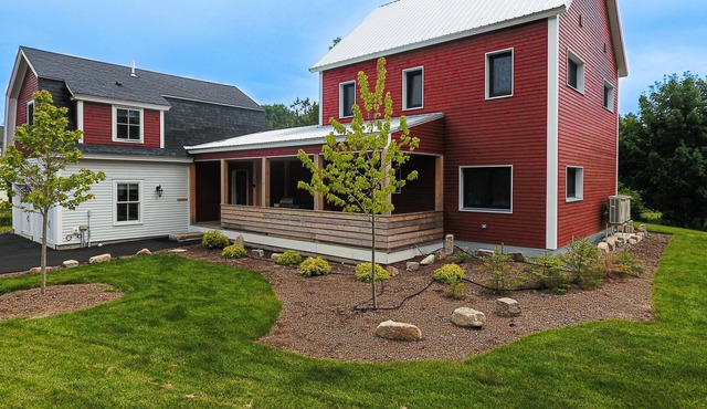 Remodeled dog-friendly home with attached apt, firepit, grill, deck, wood stove
