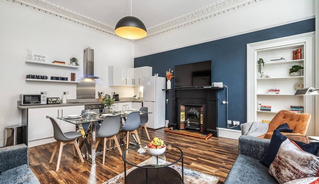 Renfrew Residence: Central Glasgow 4-Bed Flat