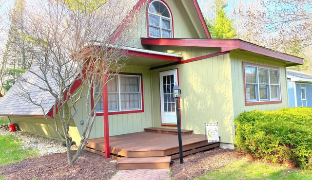 Renovated Cottage- Lakeside Amenities -Strong Wifi-W/D- Fire Pit- Grills