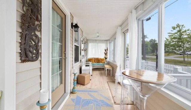 Renovated cottage w water views and walk to beach