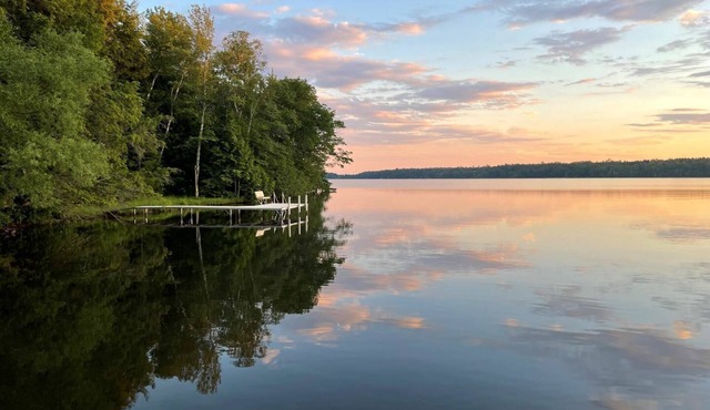 Renovated House on Fence Lake for Families, Sunset View, Boat Dock, Snomo Access