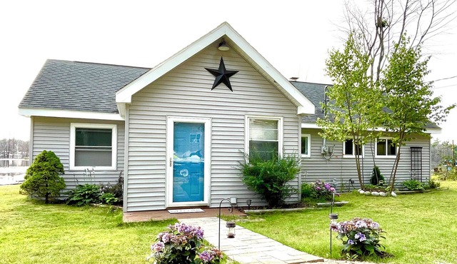 Renovated Lakefront Cottage on serene all sports lake