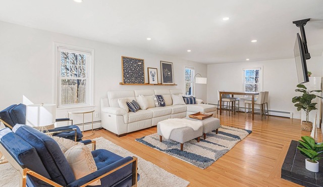 RENOVATED, Spacious, 4-bedroom, Dogs ok, Minutes from Beaches