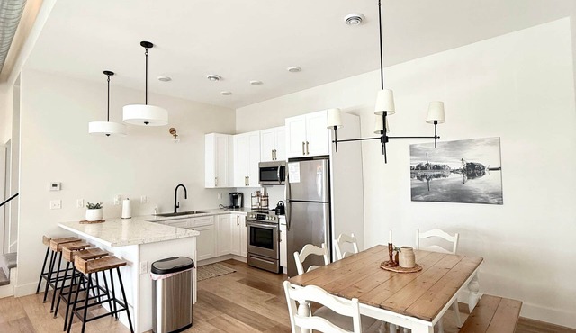 Renovated Townhouse On The Water #5
