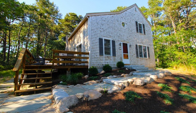 Renovated Wellfleet Retreat: Comfort Amidst Pine Trees (2384)