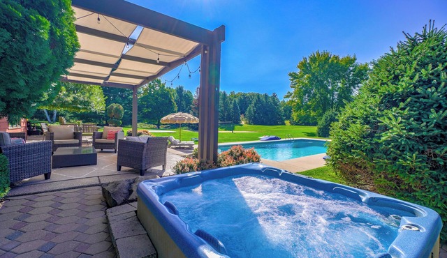 Resort; pool, hot tub, golf carts and trails. 5-Star host on another platform