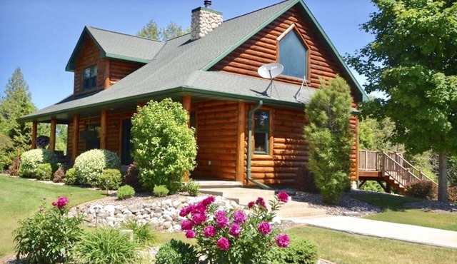 Retreat Central to Door County, Green Bay, & Algoma!
