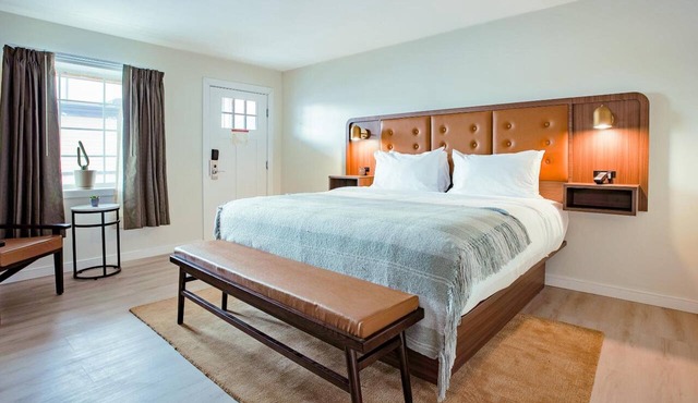 Retro King Stay in East Nashville | Pool Club Access & Free On-Site Parking!