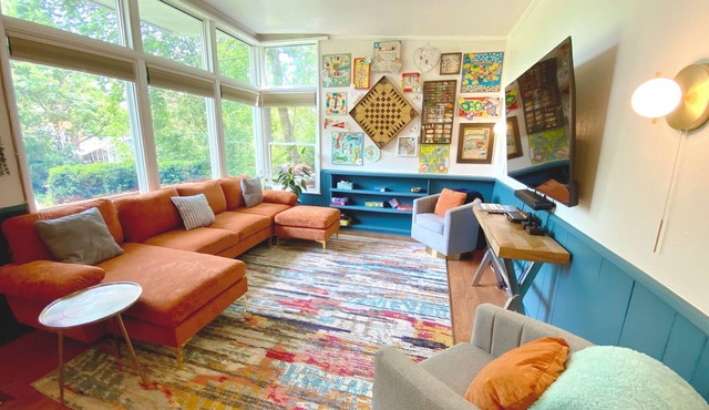Retro & romantic 2BR bungalow, Lake Erie living, wineries, beaches