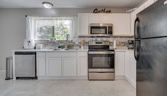 Reynoldsburg Home w/Patio ~ 11 Mi to Columbus!