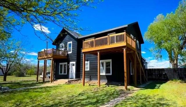 Rhinestone Cowgirl is a chic pink-inspired upper-level apartment just blocks from downtown Russell. Enjoy a cozy bedroom, living area with Smart TV, kitchenette, full bath, private balcony, and shared backyard with grill, firepit, and laundry.