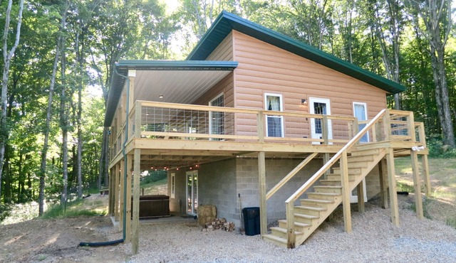 Ridgetop Views, Hot Tub, and fenced in yard for pets!