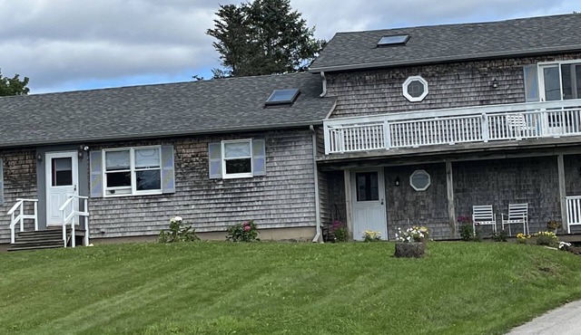 RIVER HOUSE. Cozy Maine home. River view. Minutes from ocean, lighthouses.