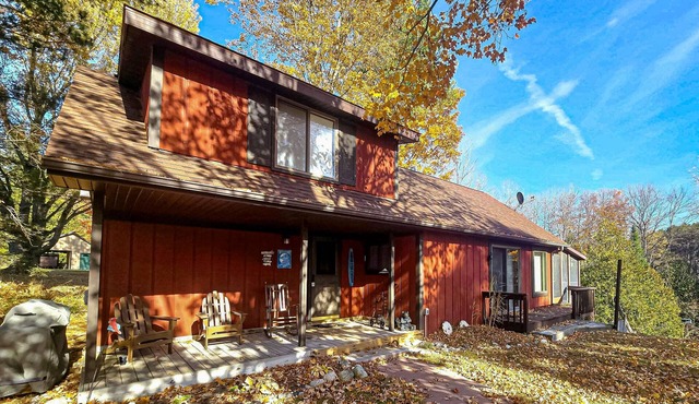 Riverfront Cabin with Stunning Views, Fire pit, Gas Grill & WIFI