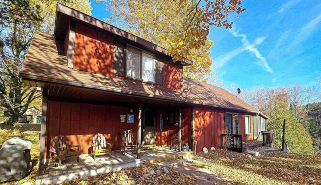 Riverfront Cabin with Stunning Views, Fire pit, Gas Grill & WIFI