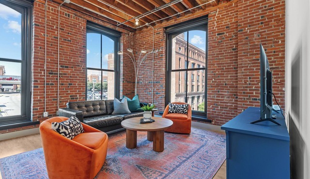 Riverfront DWTN Loft W/D Gated Parking