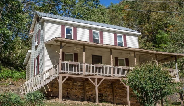 Riverfront/Historic & Charming/Wrap Around Porch