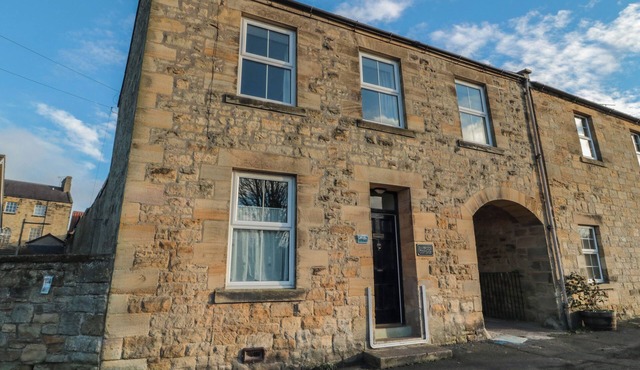 RIVERSIDE COTTAGE, pet friendly, with open fire in Warkworth